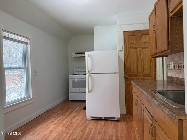 Building Photo - 172 Kingsboro Ave