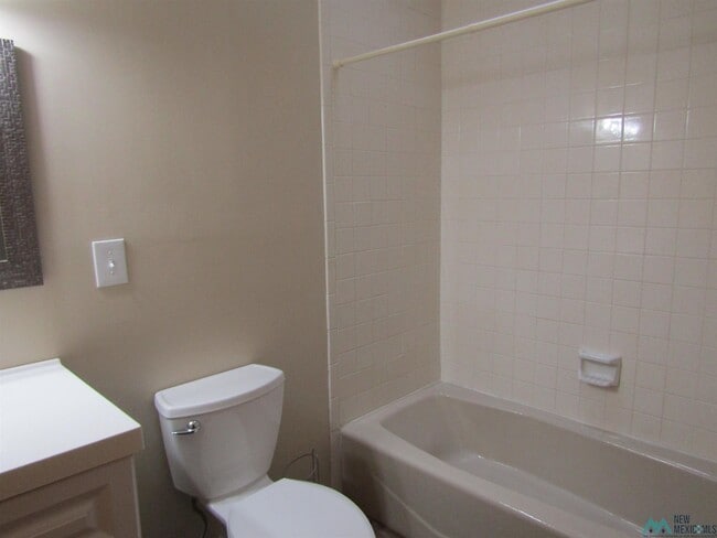 Building Photo - 1915 Villa Dr