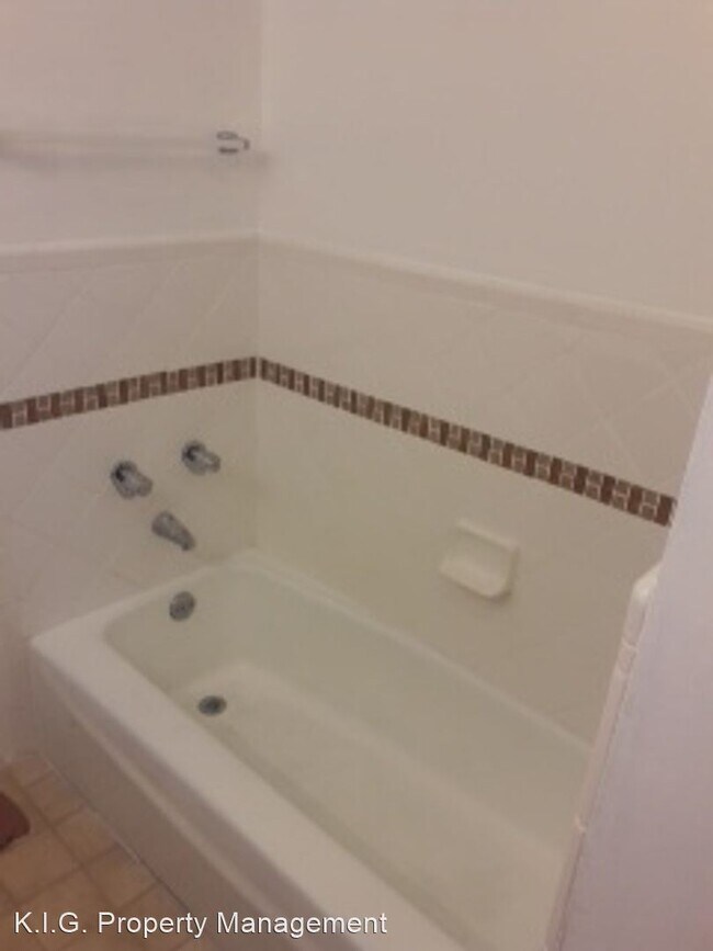 Building Photo - 1 br, 1 bath Apartment - 825 S. Bedford St...