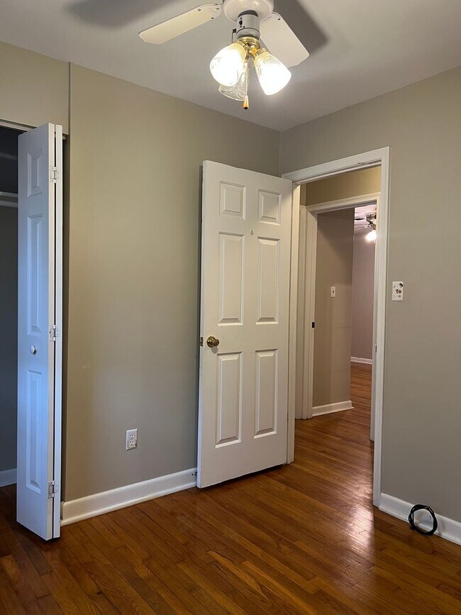 Building Photo - 223 Larissa Dr