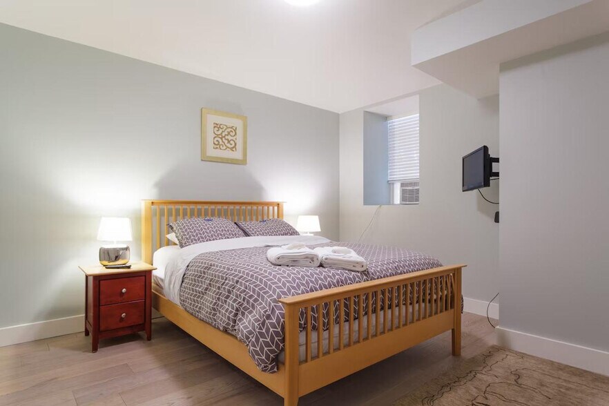 Building Photo - 5 Park Ln