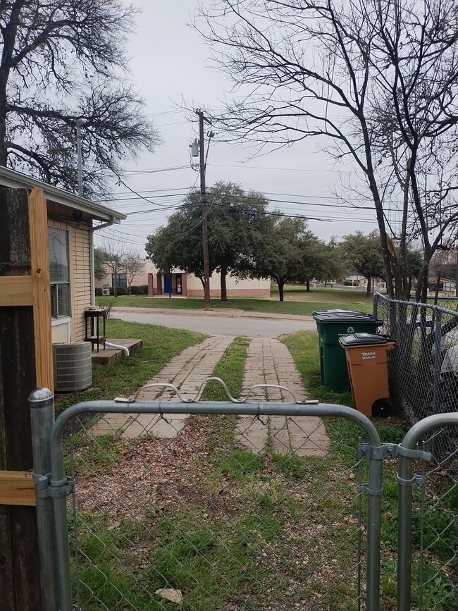 Building Photo - 2604 Rogers Ave