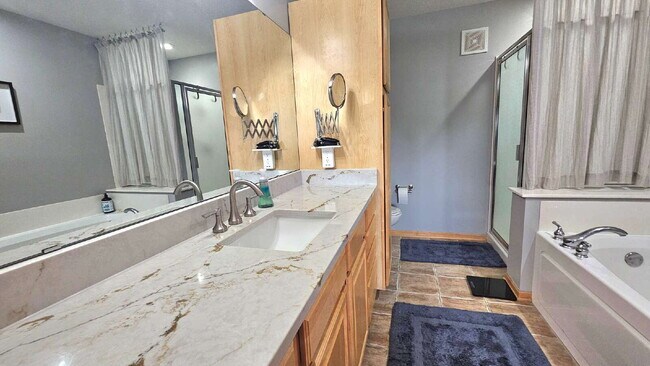 Building Photo - "Spacious 4-Bedroom Townhouse Retreat in Apple Valley - Modern Living with Ample Space!"