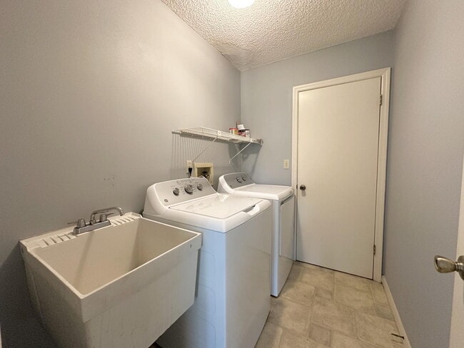 Building Photo - "Charming 2-Bed, 2-Bath Retreat on Apple O...