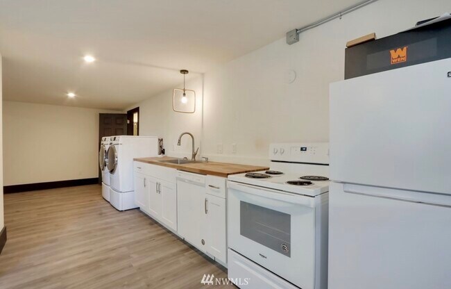 Building Photo - 1102 6th Ave SW