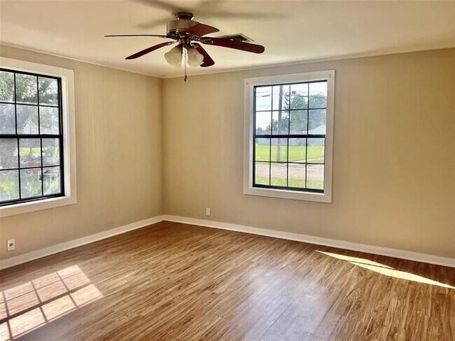 Building Photo - 108 W 15th St