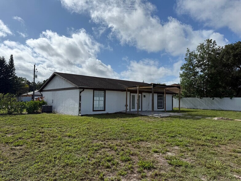 Building Photo - 1701 41st Ter SW