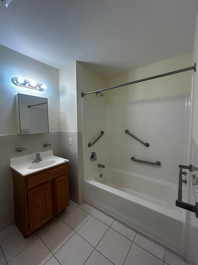 Building Photo - 1609 W Lake Ave