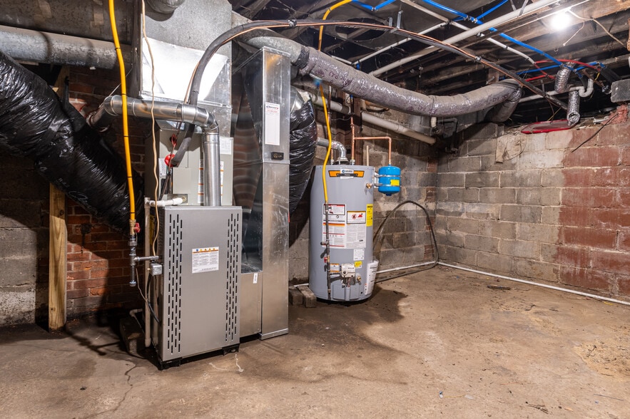 Building Photo - 410 E Beecher St