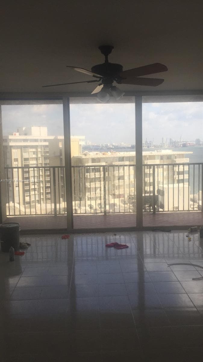 Building Photo - 1450 Brickell Bay Dr