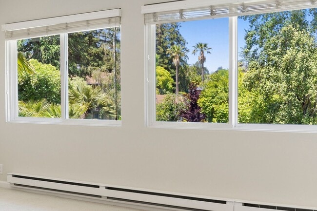 Building Photo - Spacious Menlo Park Retreat with 6 Bedroom...