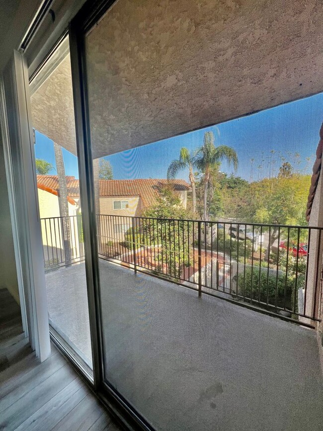 Building Photo - Georgous Calabasas Condo