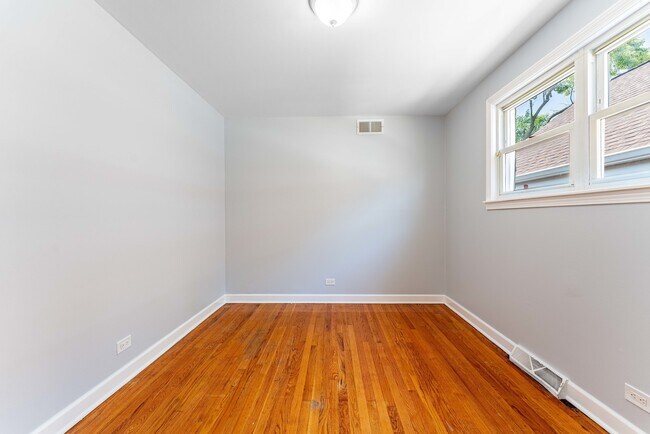 Building Photo - 4507 S Leamington Ave