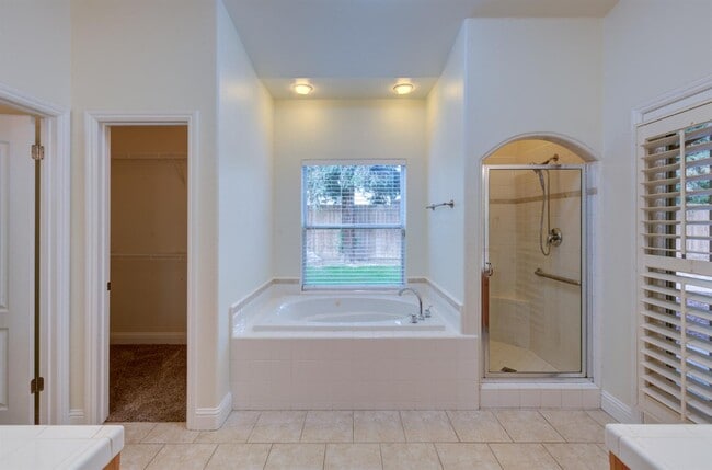 Building Photo - 1824 E Turnberry Ave