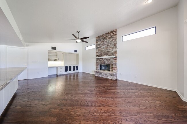 Building Photo - Scottsdale Country Club Living!