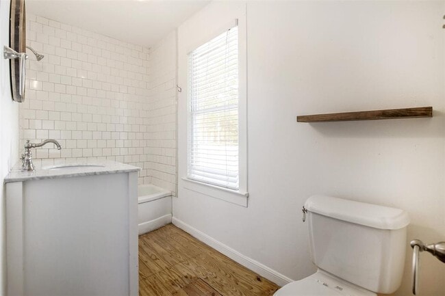 Building Photo - 917 W 4th St