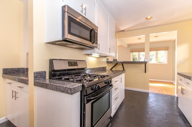 Building Photo - Charming 3 Bed/2 Bath Home in Bird Rock/ La Jolla- 1 Block from the Ocean!