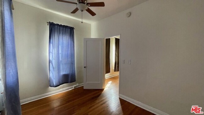 Building Photo - 444 N Sycamore Ave