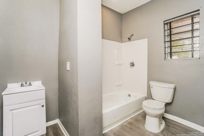 Building Photo - 614 Delgado St