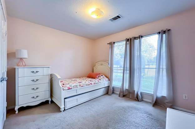 Building Photo - 1809 Village Ct Ln