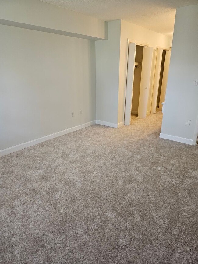 Building Photo - Beautiful Highrise 2 bed 2 bath