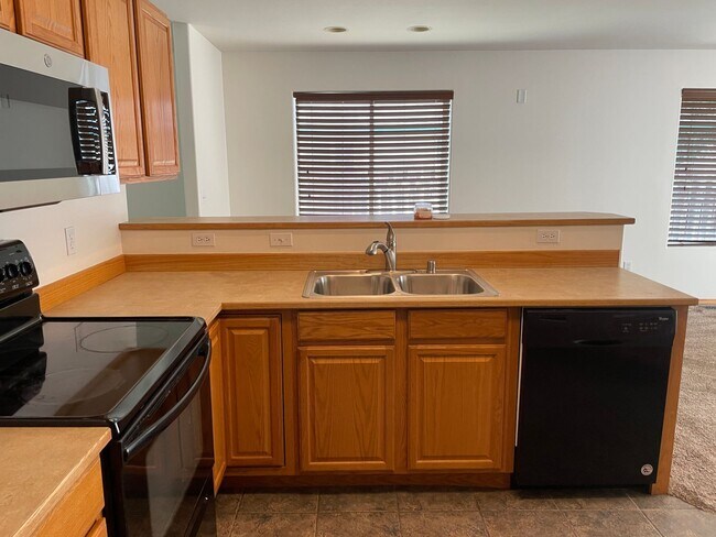 Building Photo - 1703 Fairway Dr NE