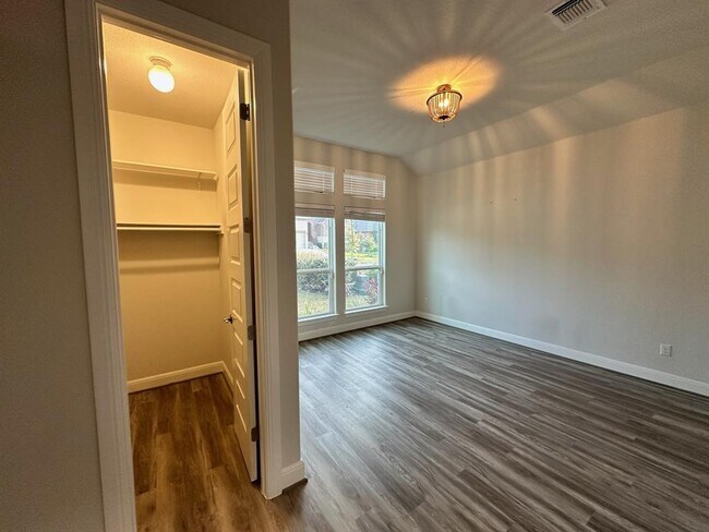 Building Photo - 240 Brentwood Dr
