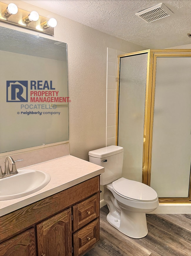 Building Photo - 4 bedroom 3 bathroom - 2 car garage -This ...