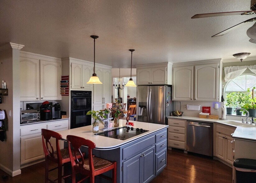 Building Photo - 848 Granada Ln