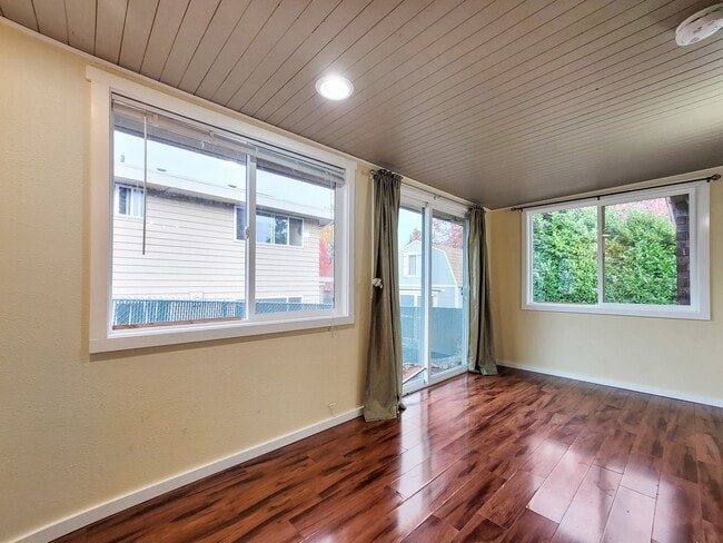 Building Photo - Charming Rambler with Abundant Natural Lig...