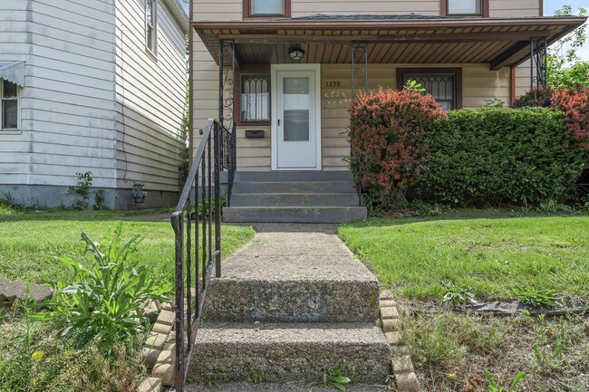 Building Photo - Large 4 Bedroom Home
