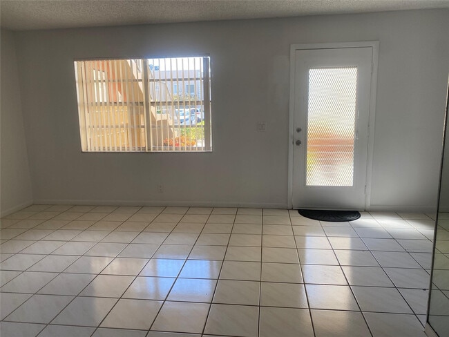 Building Photo - 785 Burgundy St