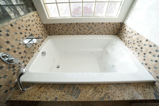 Building Photo - Showings Available NOW