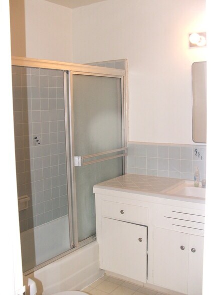 Remodeled Bathroom - 1616 Esplanade