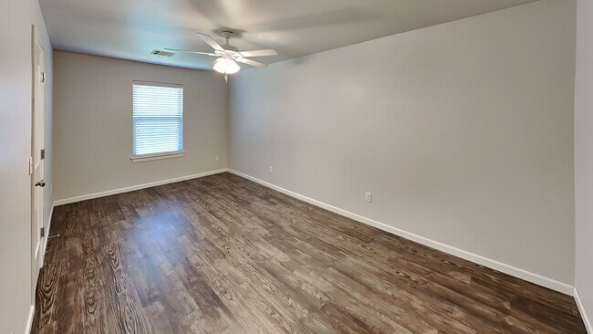 Building Photo - 2 Bedroom 1 Bathroom 1 Car Garage Duplex Close to Broadway Extension and 8 Minutes from Downtown OKC