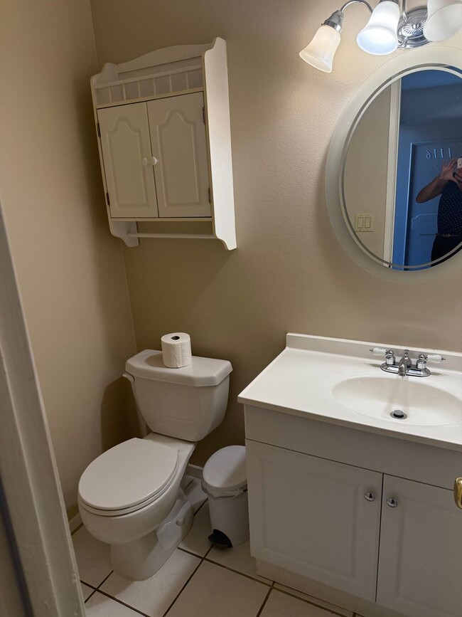 Building Photo - 2 Bedroom 1.5 Bath Beautiful Townhome in E...