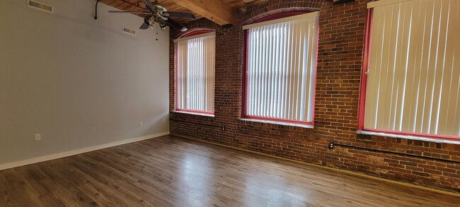 Building Photo - 470 Silver St