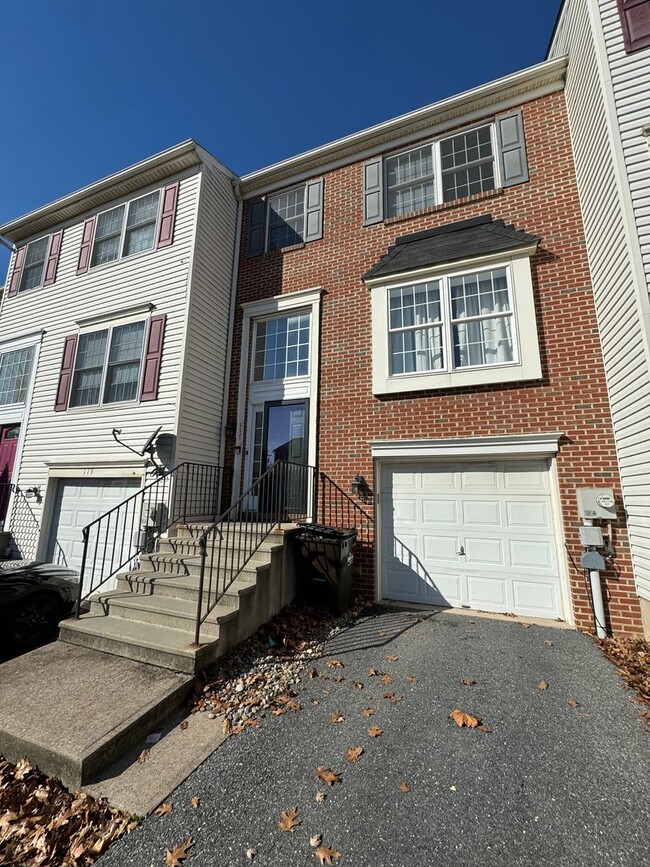 Building Photo - THREE BEDROOM TOWNHOUSE