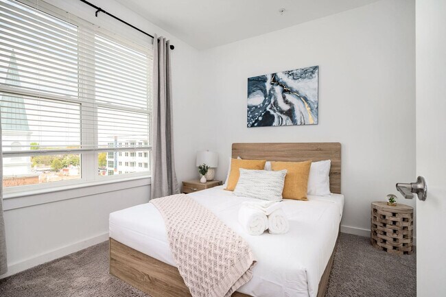 Building Photo - 542 Boulevard NE