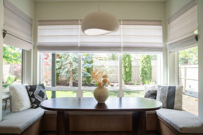 Building Photo - Newly Professionally Designed Home Westsid...