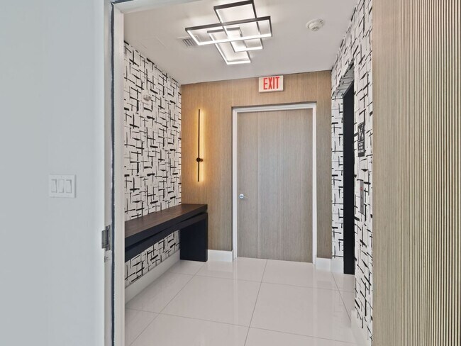 Building Photo - 2020 N Bayshore Dr