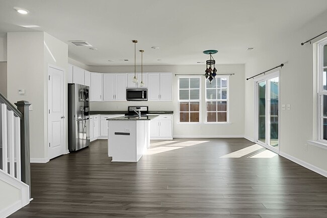 Building Photo - Beautiful 3 Bedroom, 2.5 Bath-Monks Corner in Riverstone