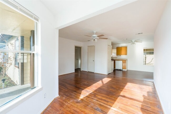 Building Photo - 2145 Sharon Dr