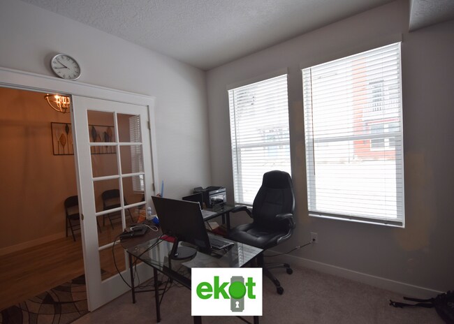 Building Photo - Spacious Townhome Near Shopping! 3 BD 2.5 BTH