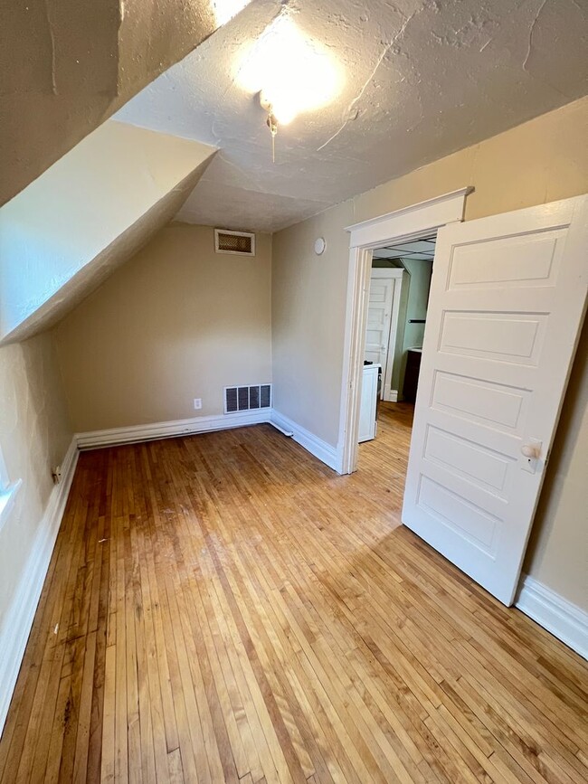 Building Photo - AVAILABLE JUNE - Upper 2 Bed 1 Bath in Billings Park Superior