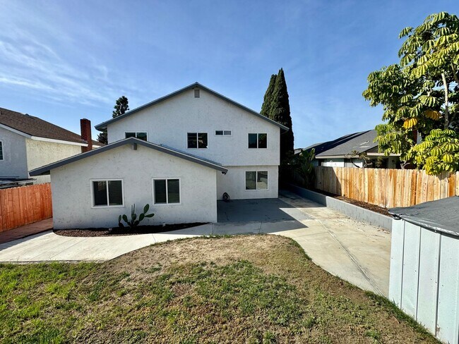 Building Photo - Beautifully Updated 4B/2.5BA House with Solar and A/C!