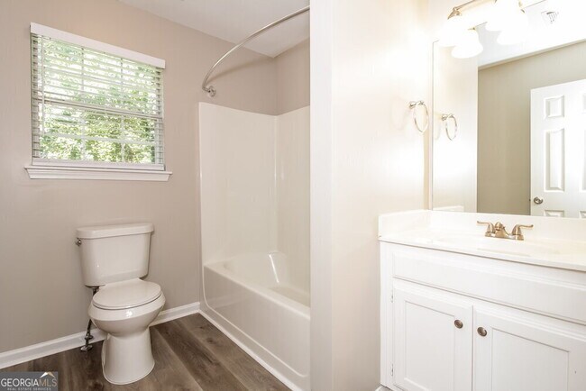 Building Photo - 6154 Highview Dr SE
