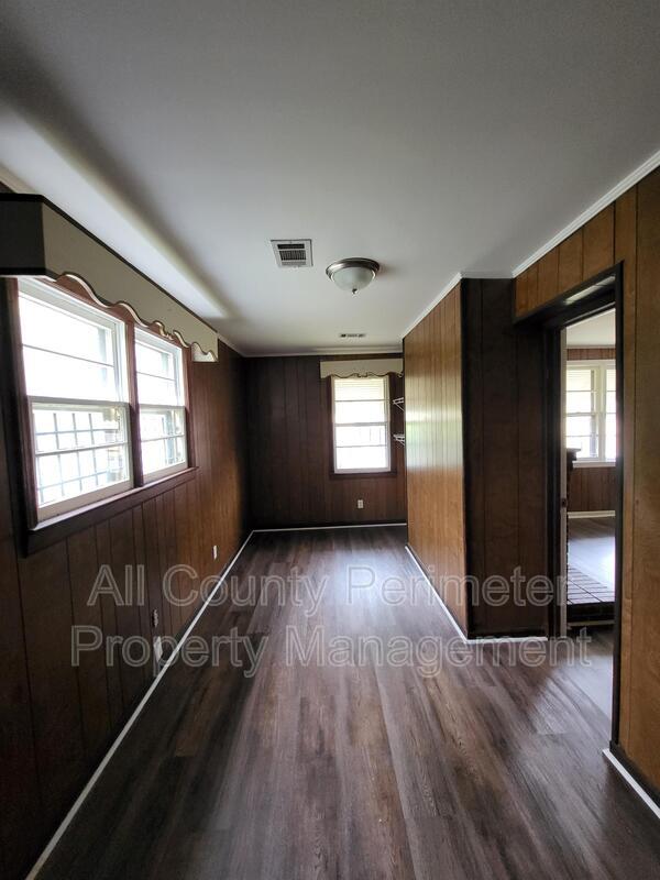 Building Photo - 490 Hall St