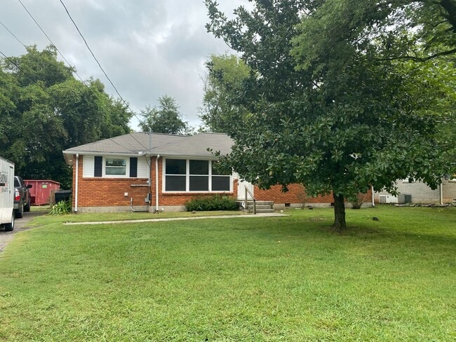Building Photo - Awesome 4 or 5 Bedroom with 1.5 bath