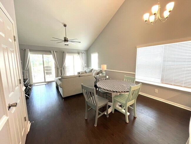 Building Photo - Remodeled 2 Bedroom, 2 Bath Furnished Cond...